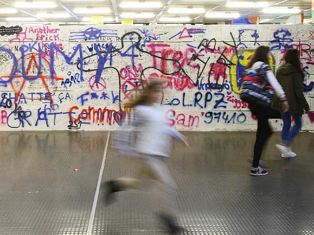 Die mit Graffiti besprhte   Pappmauer...h-Franzsischen Gymnasiums in Freiburg  | Foto: Ingo Schneider