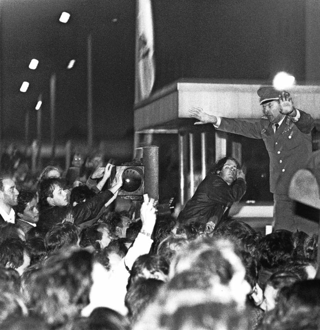 In der Nacht vom 9. zum 10. November 1...Berlin in geordnete Bahnen zu lenken.   | Foto: obs/Kodak Alaris/dpa Picture Alliance