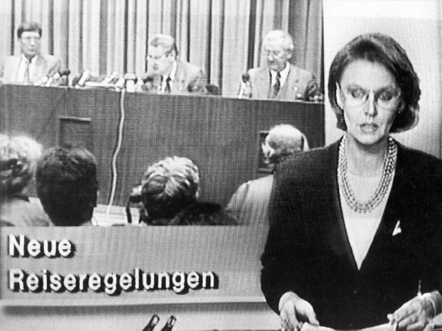 Das Fernsehen der DDR informiert ber ... und lst damit den Mauerfall mit aus.  | Foto: dpa