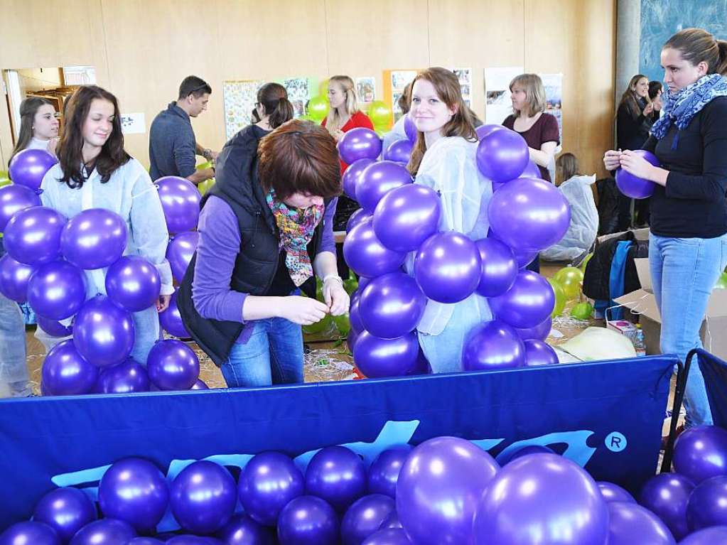 Impressionen vom Weltrekord: Jede Menge Menschen im Traubenkostm