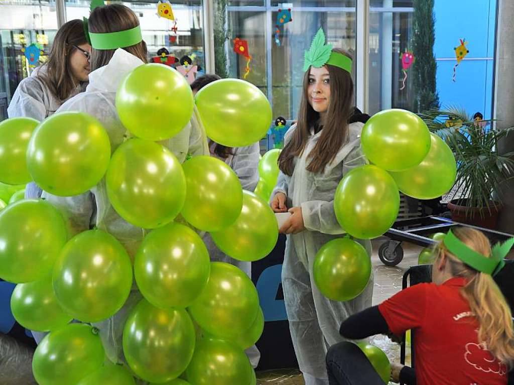 Impressionen vom Weltrekord: Jede Menge Menschen im Traubenkostm