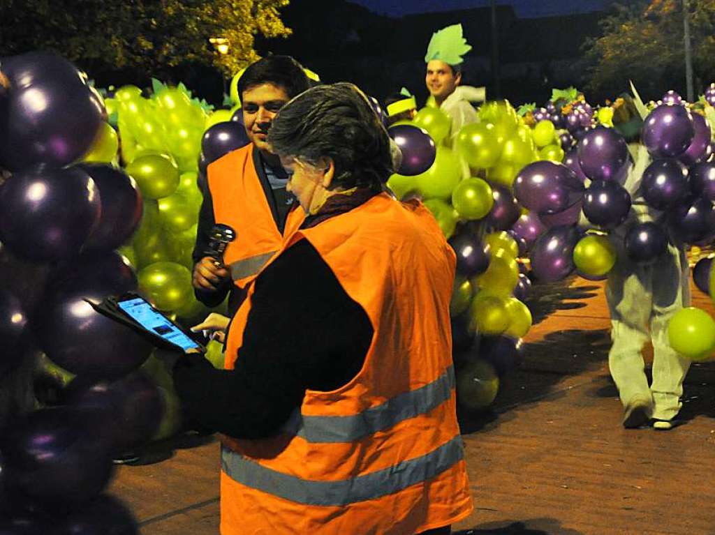 Impressionen vom Weltrekord: Jede Menge Menschen im Traubenkostm