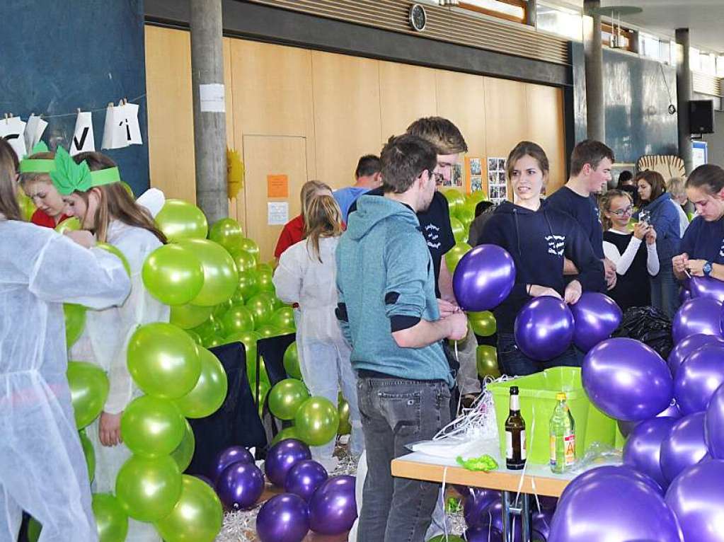 Impressionen vom Weltrekord: Jede Menge Menschen im Traubenkostm