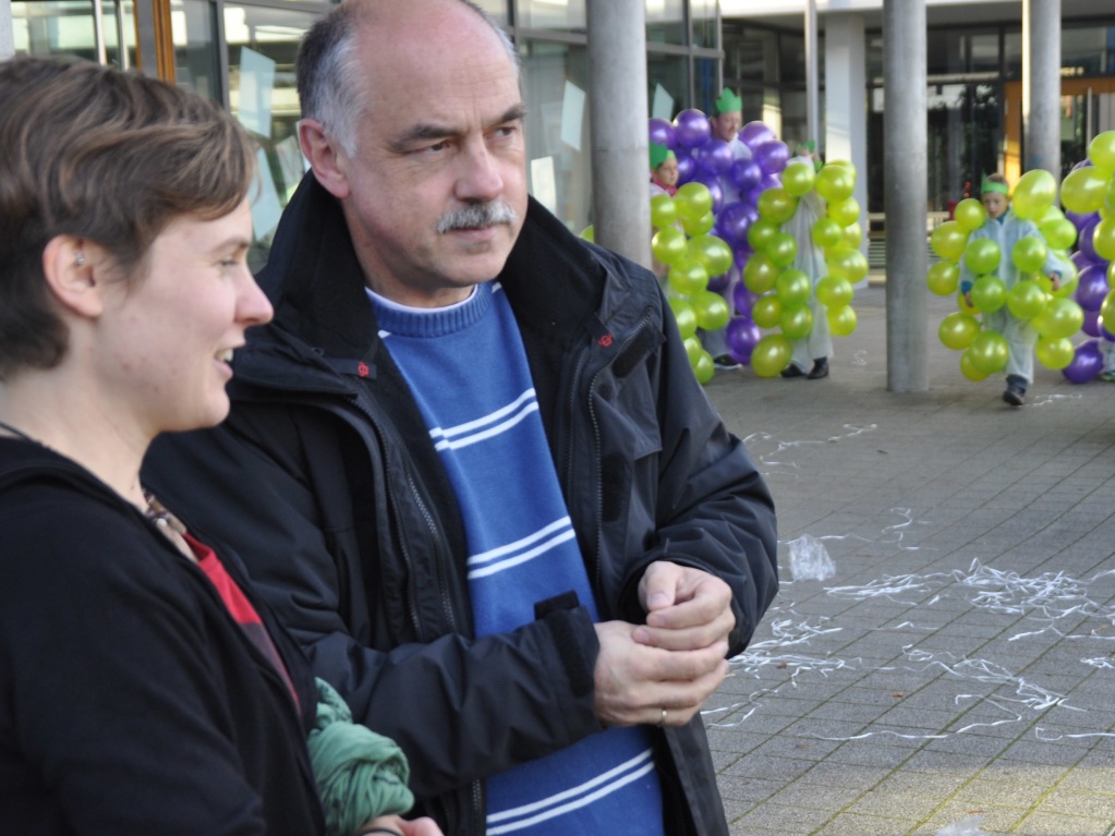 Impressionen vom Weltrekord: Jede Menge Menschen im Traubenkostm