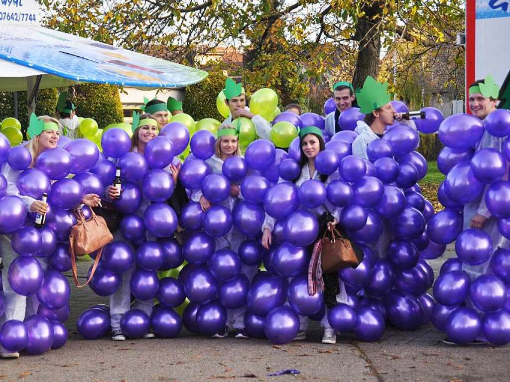 Impressionen vom Weltrekord: Jede Menge Menschen im Traubenkostm