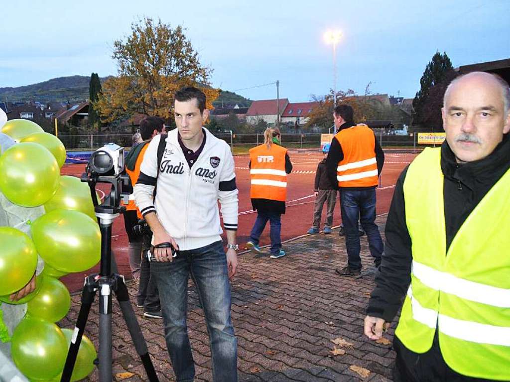 Impressionen vom Weltrekord: Jede Menge Menschen im Traubenkostm