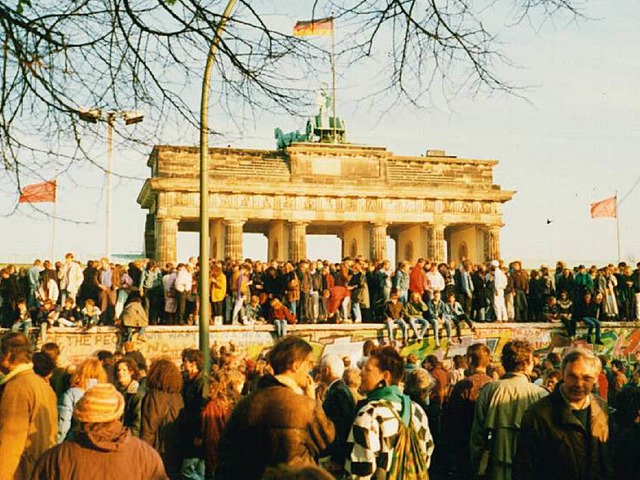 November 1989: Brger aus Ost- und Wes...setzen die Mauer am Brandenburger Tor.  | Foto: Markus Moser