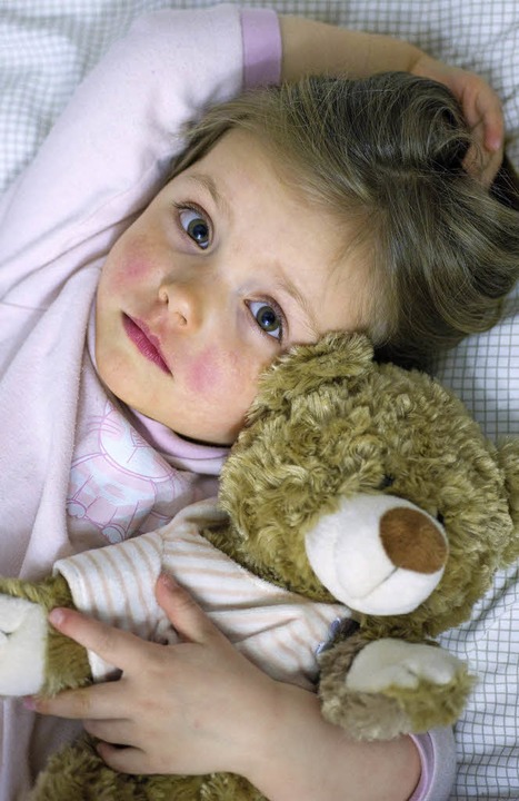 Ein Teddy kann trsten. Elterliche Zuneigung ersetzt er nicht.   | Foto: dpa/Kathrin Blum