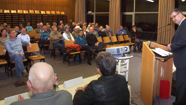 Vergleichsweise gut besucht war die B...ammlung am Freitagabend in Kenzingen.   | Foto: Michael Haberer