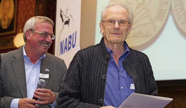 Udo Baum (rechts) mit Nabu-Vizeprsident Helmut Opitz bei der Verleihung   | Foto: nabu