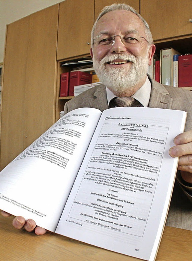 Ruthard Hirschner mit seiner Dissertation.   | Foto: Andr Hnig