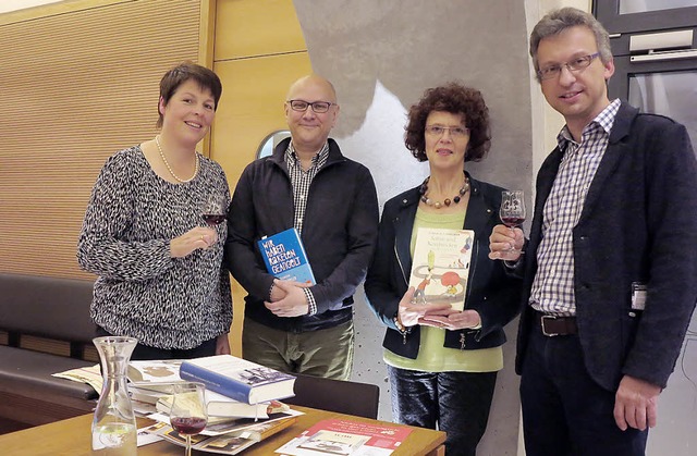 Literarische Weinprobe im Weingut: And...n der Buchhandlung Beidek (von links)   | Foto: dorothee philipp