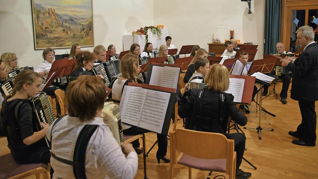 Konzentriertes Spiel zur Freude der Zu...rger Handharmonika-Club beim Konzert.   | Foto: b. ehrlich