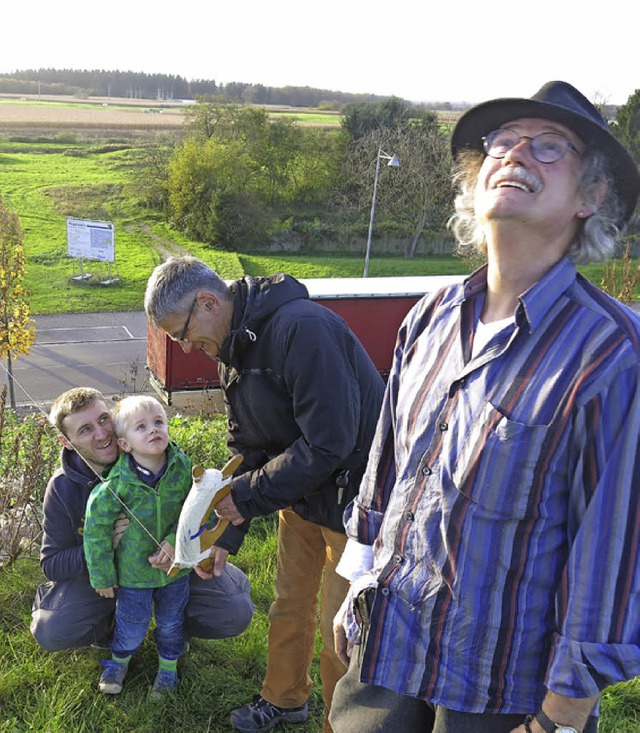 Gebanntes Interesse; rechts Drachexperte Thomas Schill  | Foto: Georg Vo