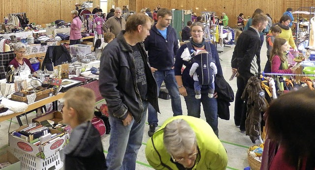 Auf der Suche nach Schtzen beim Flohmarkt der Landfrauen in Kappel   | Foto: Dennis Wipf