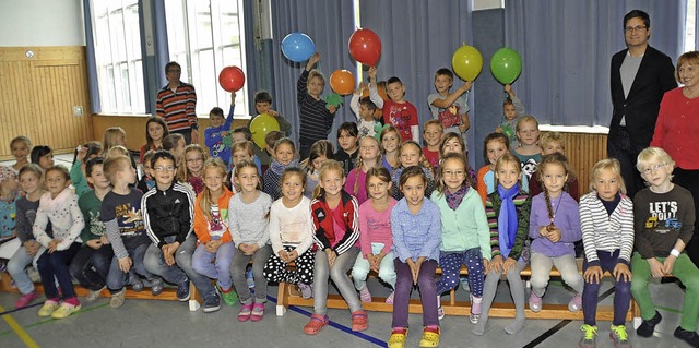 Die Jungen der Integrationsklasse und ...Rektorin Johanna Mitternacht begrt.   | Foto: j. steckmeister