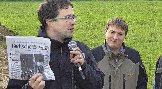 In die Zeitkapsel wurde unter anderem ...Zeitung und eine kleine Bibel gelegt.   | Foto: Danielle Hirschberger