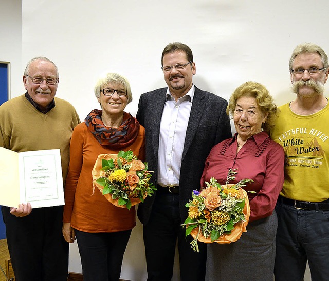 Der Vorsitzende der Siedlergemeinschaf...tein,  Inge Schickel und Dieter May.    | Foto: Friederike Nottbrock