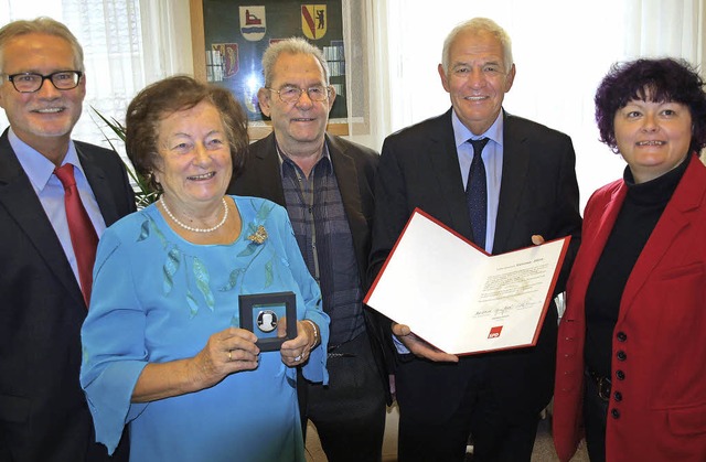 Willy-Brandt-Medaille fr Vreni Hirt: ...Ortsvorsitzende Annette Bachmann-Ade.   | Foto: Paul Schleer