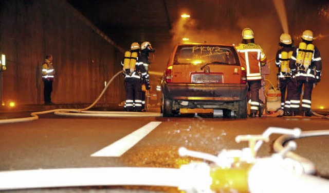 Brennende Autos und Rauch im Kappler Tunnel: die Feuerwehr beim Lscheinsatz  | Foto: Patrick Kerber