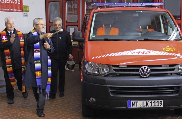 Pfarrer Traugott Weber, Pater Josef Si... des neuen Mannschaftstransportwagen.   | Foto: Cornelia Liebwein