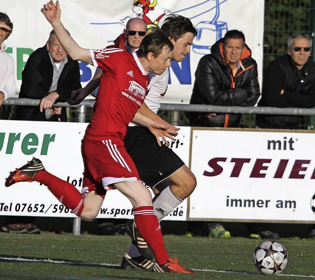 Laufduell: Niclas Rosenstiel vom SV Hi...und SVG-Torjger Florian Haselbacher.   | Foto: benedikt hecht