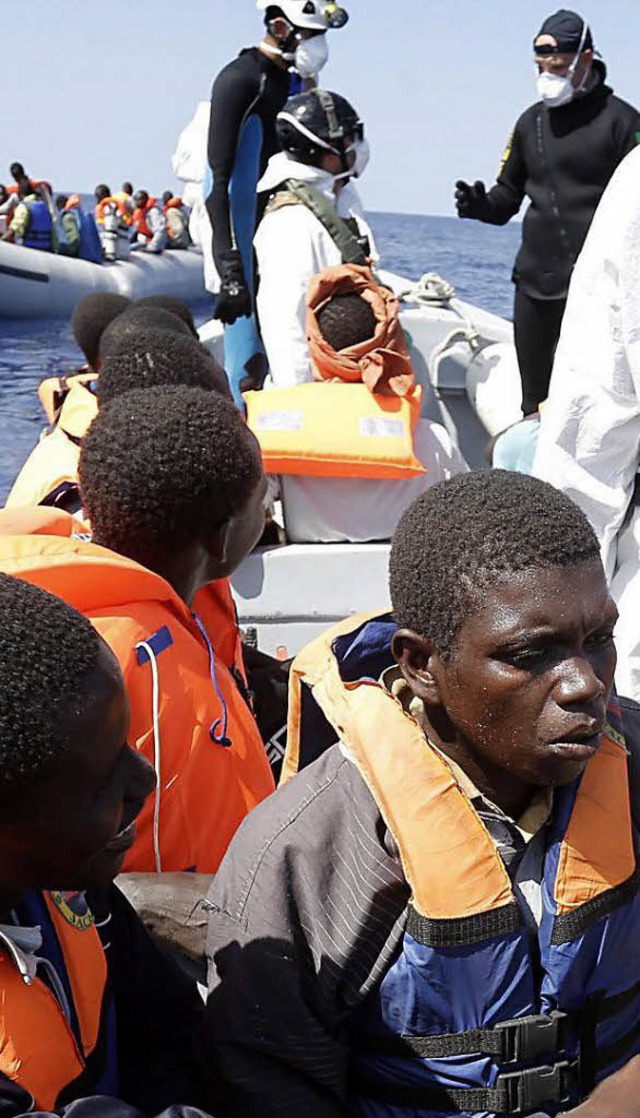 Einsatz im Mittelmeer: Die italienisch...Septmber Bootsflchtlinge aus Afrika.   | Foto: dpa