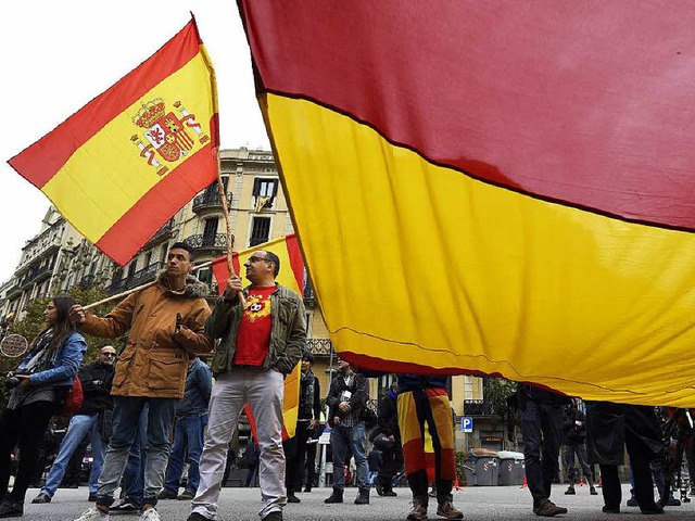 Flagge zeigen fr ihre Region: Katalanen am Sonntag in Barcelona   | Foto: afp/dpa