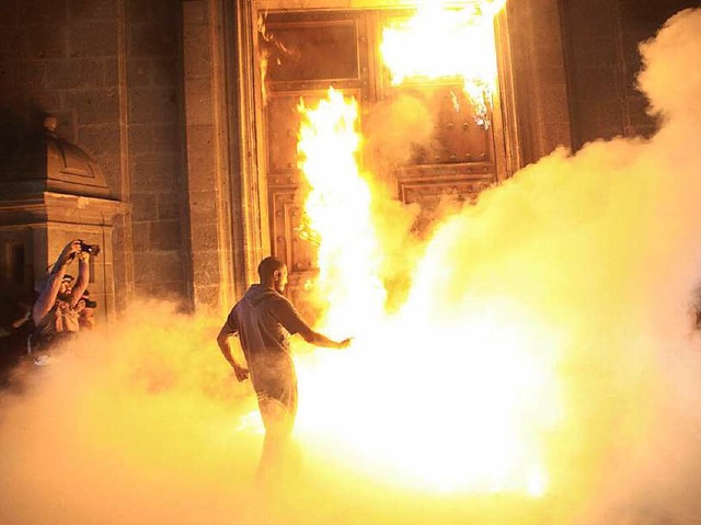 Demonstranten legen Feuer am Nationalpalast  in Mexiko-Stadt.   | Foto: dpa