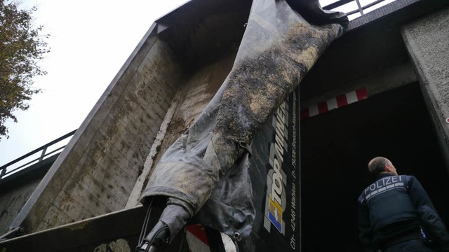 Der Auflader blieb an der Autobahnbrcke hngen.  | Foto: kamera24.tv