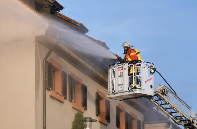 Mit einer Drehleiter und Atemschutz dr... zu dem Brandherd im Obergeschoss vor.  | Foto: Simon Tenz