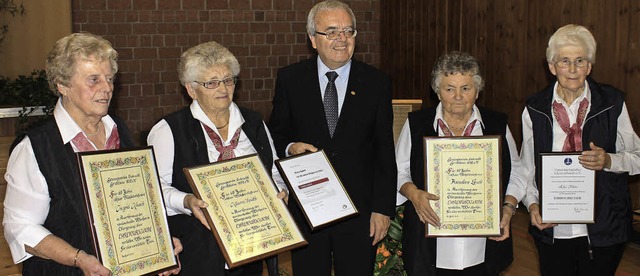 <Text>Ingrid Krusch, Klara Spth und A...sa (ganz rechts) fr 25 Jahre. </Text>  | Foto: Stahlhacke