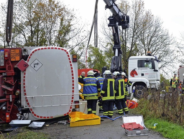 Bergung des umgekippten Heizltransporters   | Foto: Stadt Kehl