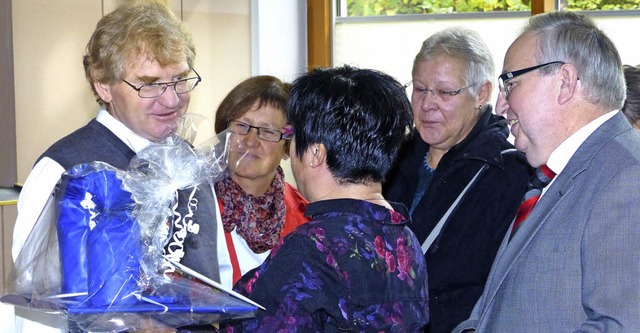 &#8222;Alles, alles Gute&#8220;: Die k...kten Pfarrer Bernhard Dorner (links).   | Foto: frank leonhardt