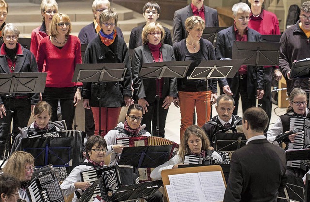 Die Akkordeonisten aus Neustadt und di...m Vordergrund Dirigent Waldemar Lang.   | Foto: Martin Hannig