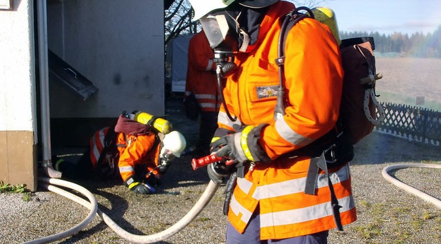 Atemschutztrger der Feuerwehr Boll im Einsatz.  | Foto: Cornelia Selz