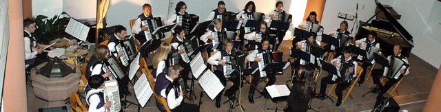 Das Harmonika-Orchester Kandern feiert...zert in der evangelischen Stadtkirche.  | Foto: Regine Ounas-Krusel