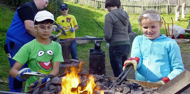 Achtung hei! Eisen schmieden mit der ...g. Die Ferienbetreuung ist ein Renner.  | Foto: ZVG