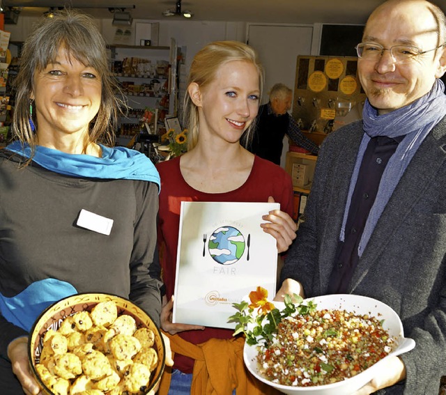 Stolz aufs erste Weltladen-Kochbuch: C...e Junker, Anna Spie und Ralf Lankau.   | Foto: Storck