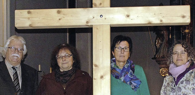 Unterm Kreuz: Willi Moosmann, Wiltrud ...lassistentin Christine Feld (rechts).   | Foto: Michael Gottstein