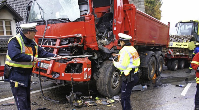 Das Fahrerhaus eines   Lkw wurde schwer beschdigt.   | Foto: Werner Probst