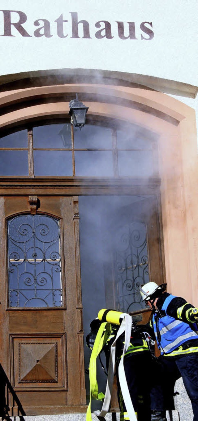 Rauch kommt im Rathaus versperrt den Weg  | Foto: Gerd Sutter