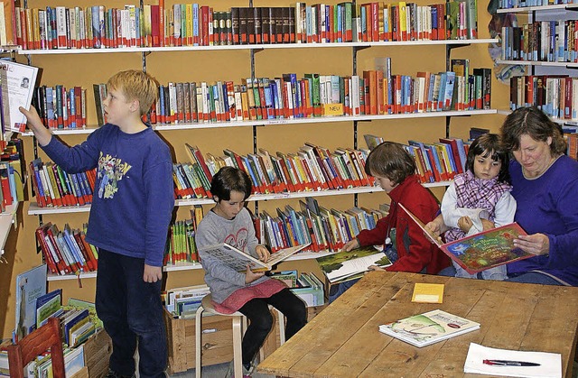 Die Dorfbcherei in Gersbach besteht s...es bei Kindern zum Schmkern beliebt.   | Foto: Gerd Sutter