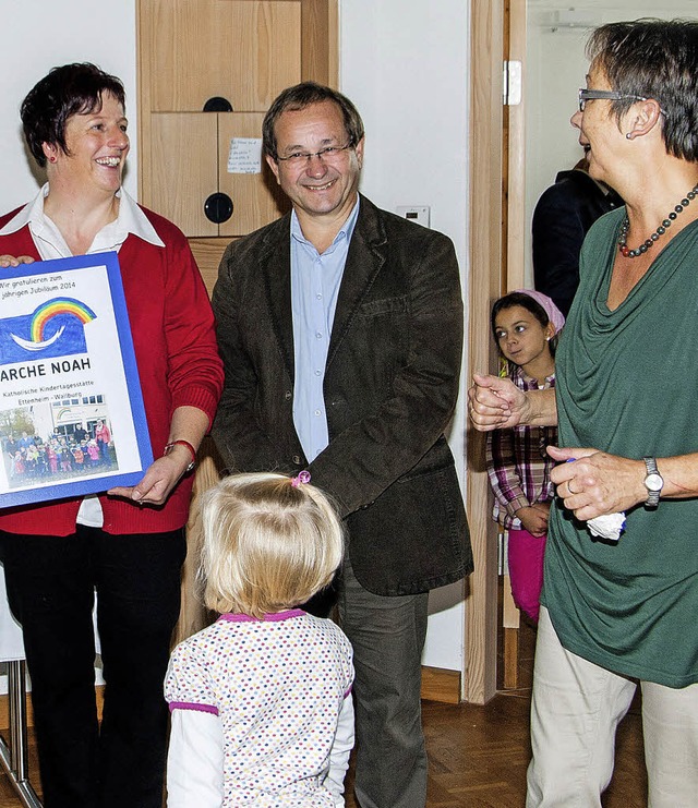 Kindergartenleiterin Beate Rahusen (re... an Martin Lessner und Sylvia Hummel.   | Foto: olaf michel