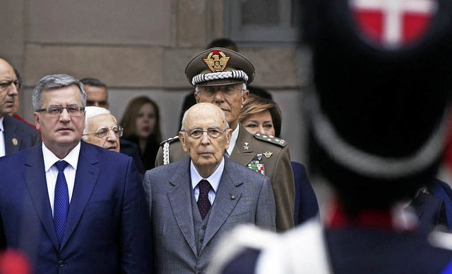 Giorgio Napolitano (Mitte) im Oktober ...hen Amtskollegen Bronislaw Komorowski   | Foto: dpa