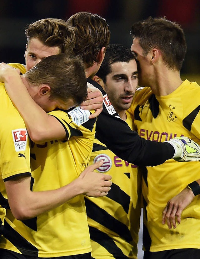 In dieser Bundesliga-Saison selten gesehen: Dortmunder Jubeltraube   | Foto: DPA
