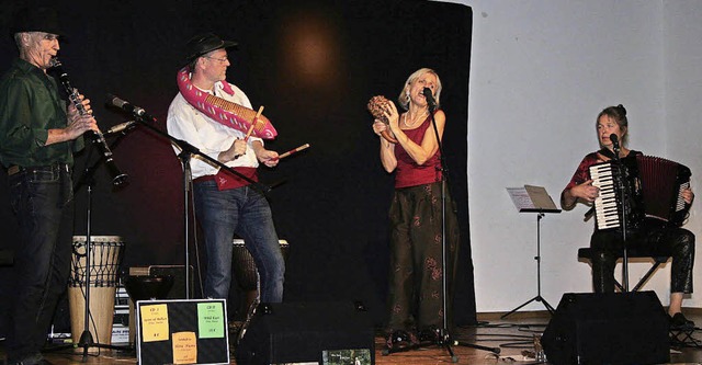 Das Quartett &#8222;Iliria Nueva&#8220..., einige Gste zum Tanzen zu bringen.   | Foto: Karin Heiss