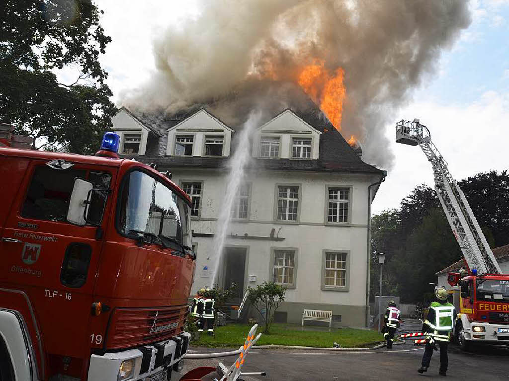 Am 5. Juli 2012 brach im Dachstuhl der 1876 erbauten ehemaligen Fabrikantenvilla ein Feuer aus. Am 5. Juli 2012 brach im Dachstuhl der 1876 erbauten ehemaligen Fabrikantenvilla ein Feuer aus.