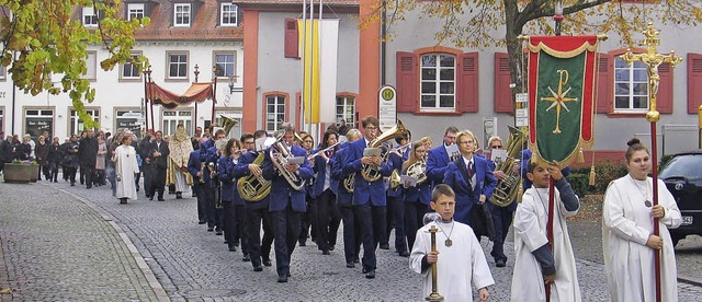 Patrozinium in Riegel: Gemeinsam mit dem Musikverein ging es durch den Ort.   | Foto: Helmut Hassler