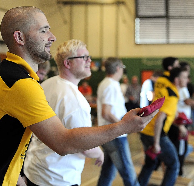 Eine sichere Hand war  beim Cornhole in Rust gefragt.   | Foto:  Bettina Schaller